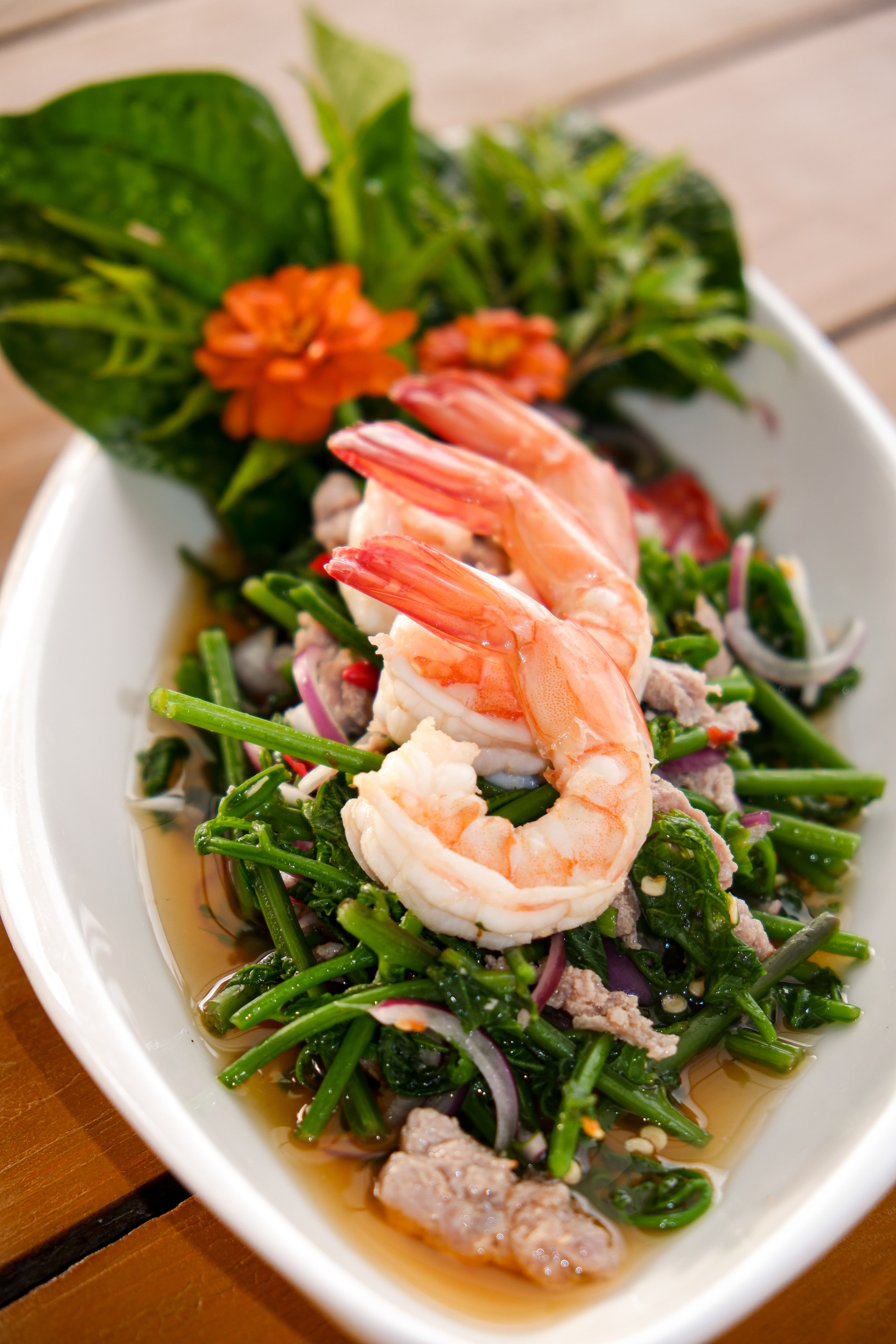 ยำผักบุ้งกุ้งสด