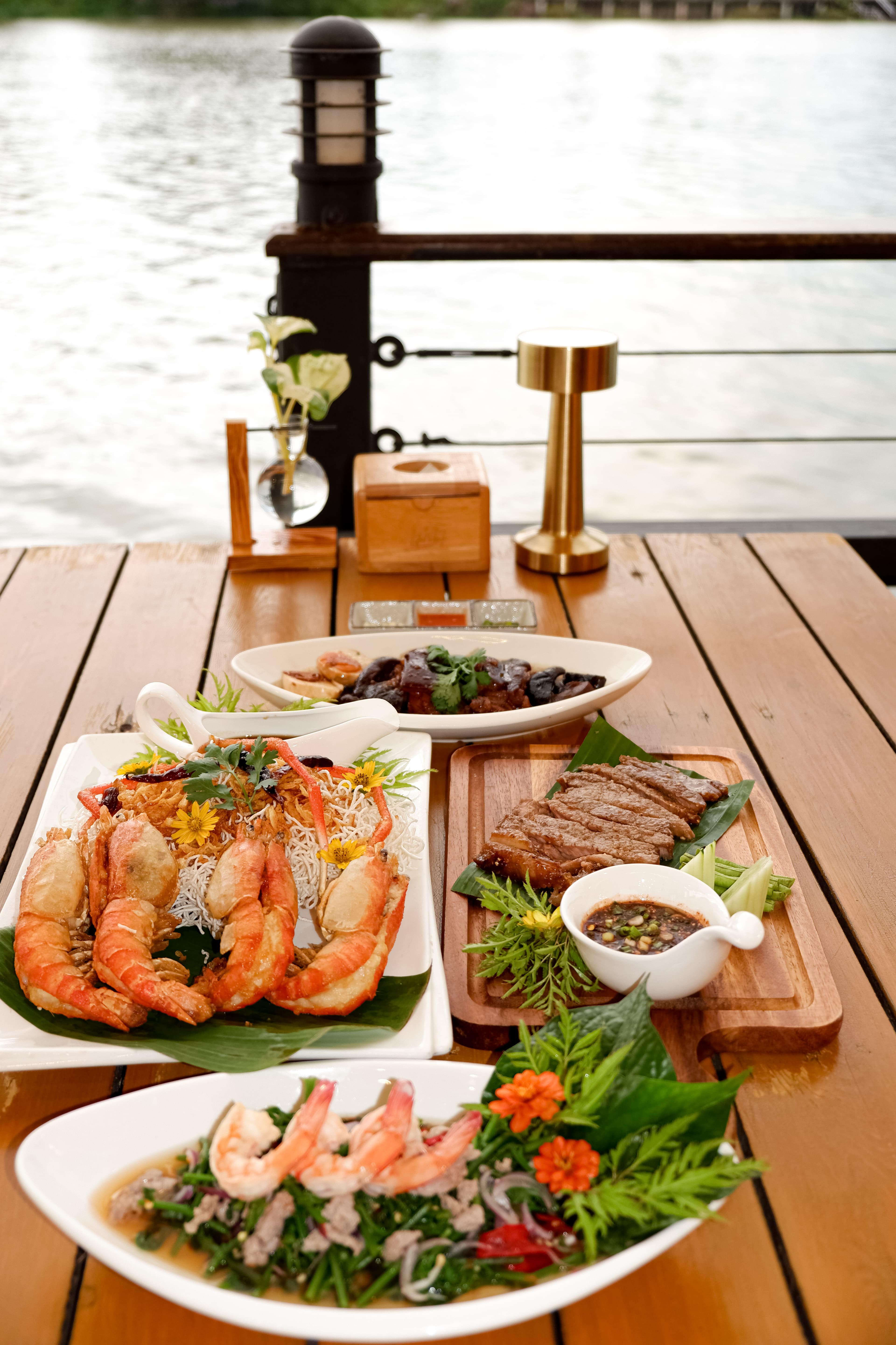 กุ้งแม่น้ำยักษ์และอาหารทะเล