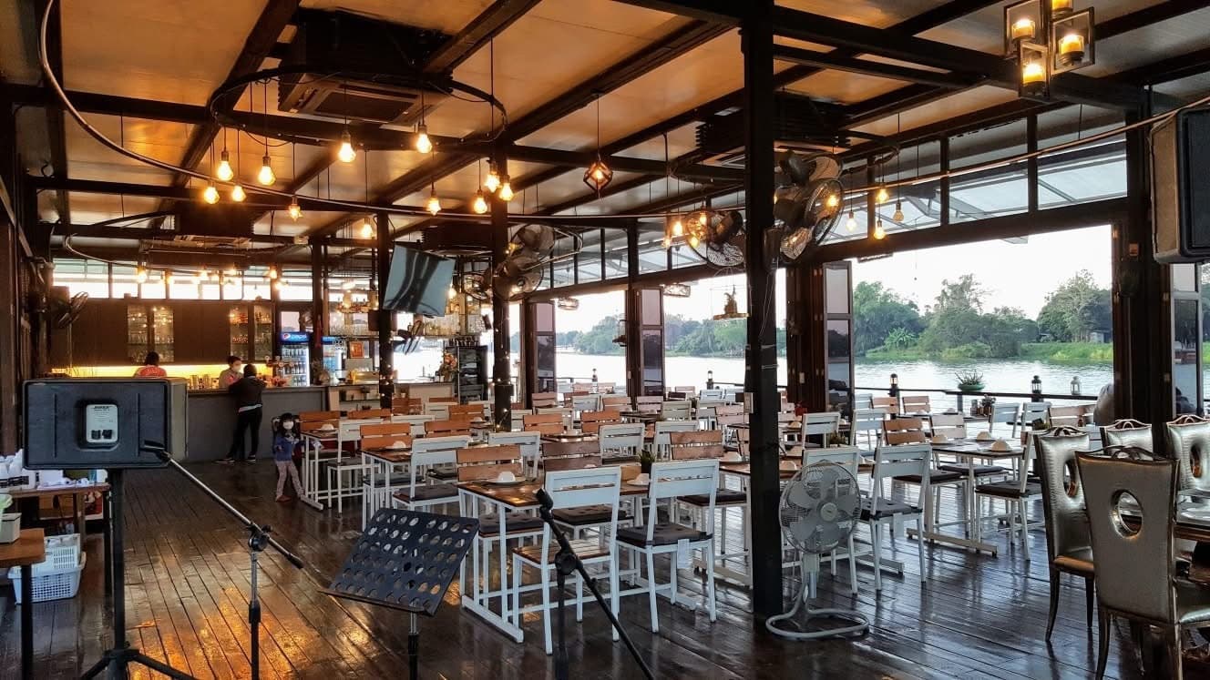 ภายในร้าน บรรยากาศโปร่งสบาย