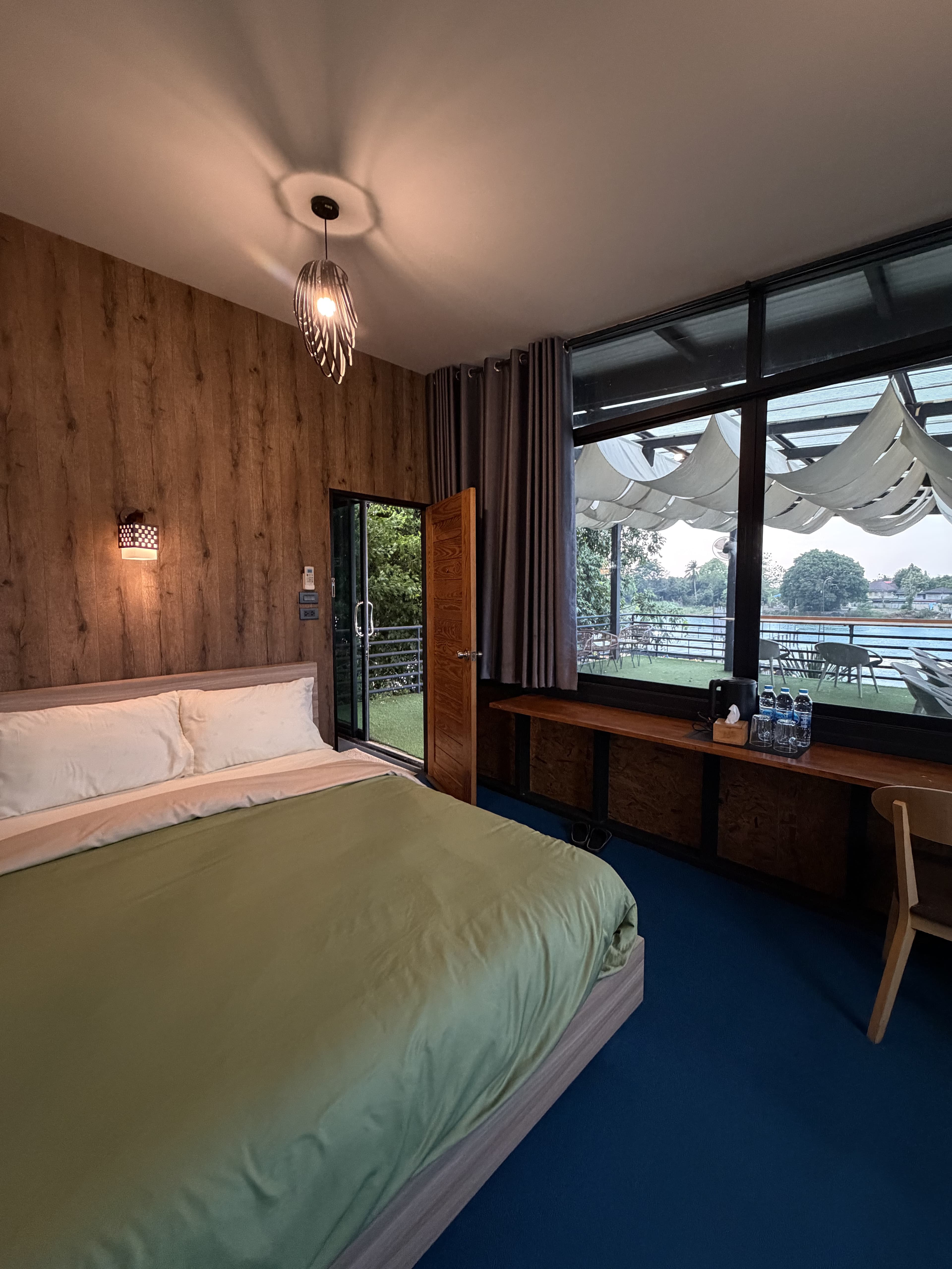 ห้องวิวริมน้ำ — River View